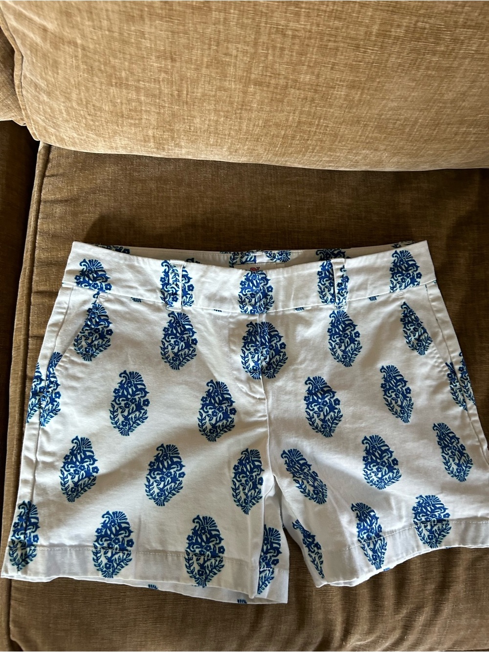 Vineyard Vines Women's White Shorts with Blue Block Print size 6